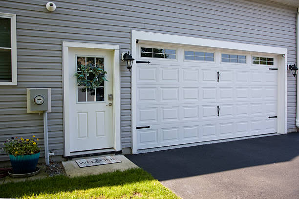 24/7 Emergency Garage Door Panel Replacement experts in Smithville, TN
